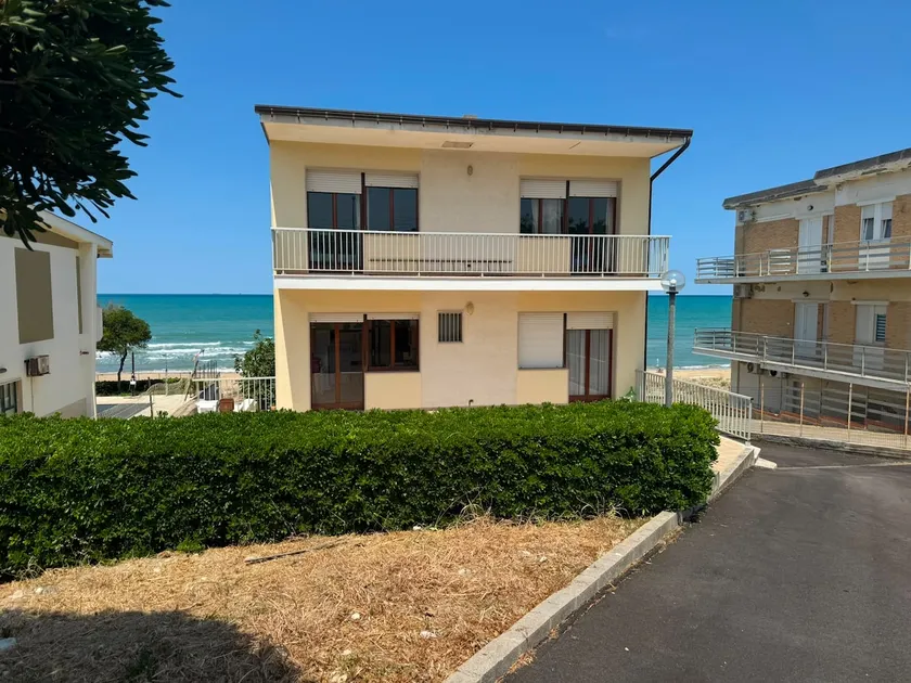 Detached villa by the sea - Image 1