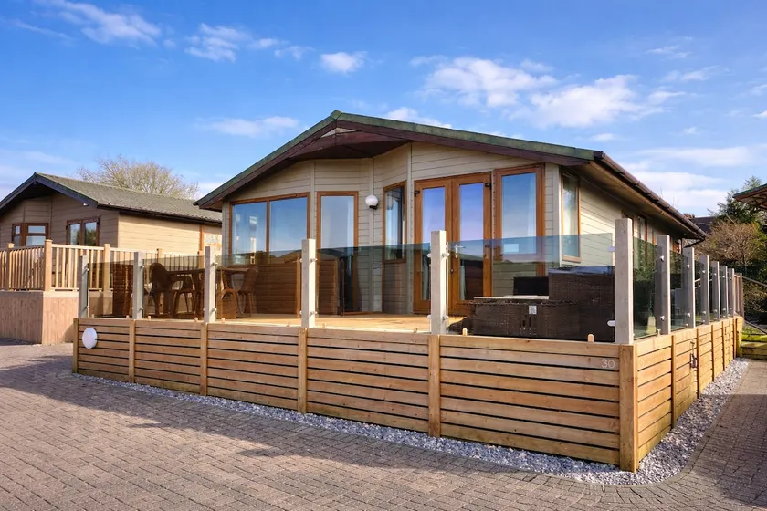 Elegant 3-bed Coastal Lodge - Image 1
