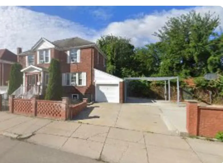 Residential home with free parking - Image 1