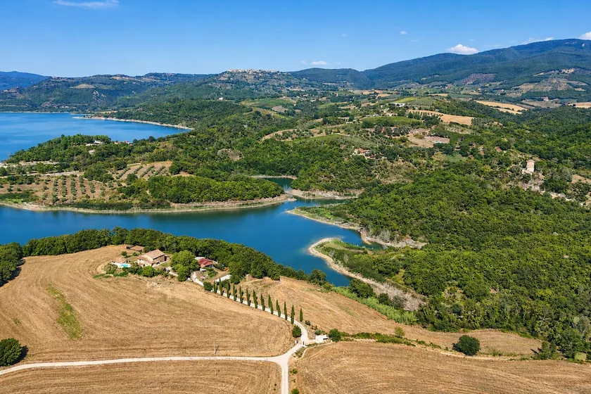 Escape to Umbria, Farmhouse by the lake - Image 1