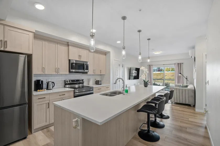 Luxury Condo • Heated Parking • 7 mins to Airport - Image 1