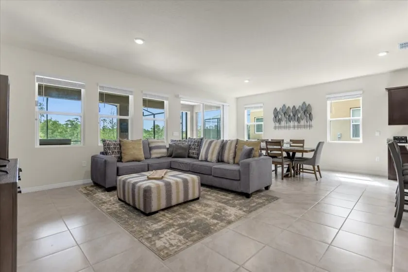 6 Bedrooms 5 Bathrooms Solterra 7664 Ol - Image 1