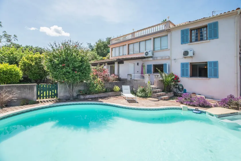 2-bedroom apartment with pool - Image 1