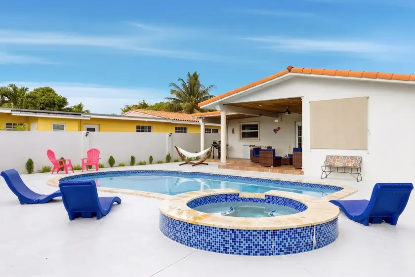 Miami Tropical Retreat: Private Pool & Patio - Image 1