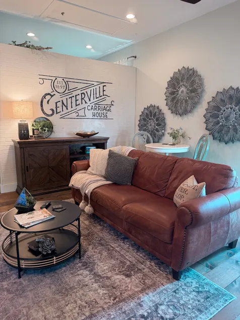 The Carriage House in the Heart of Uptown - Image 1