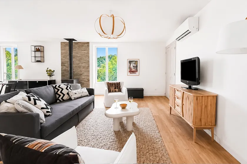 Air-conditioned 3-bedroom apartment • Terrace & Parking • Vienne - Image 1