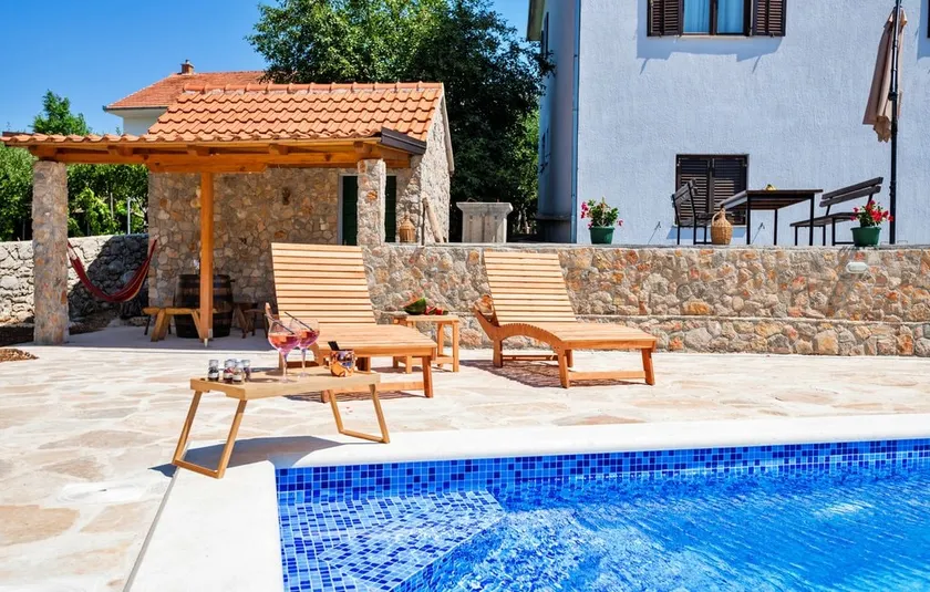 Holiday Home Pearl in Stone with Heated Pool - Image 1