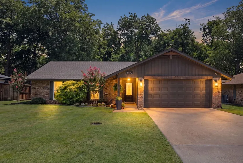 Pecan Grove: Stroll Downtown Frisco - Image 1