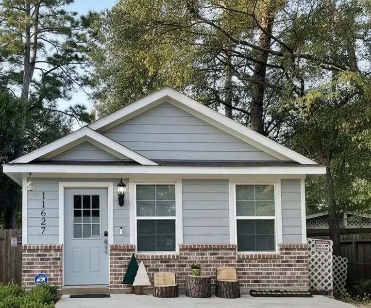 Fast WiFi |3BR/2BA Private Yard Work Crew Friendly - Image 1