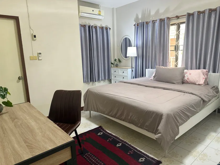 Two bedrooms house with gardens - Image 1