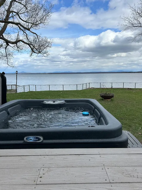 Lakeside Sunrise Cottage with hot tub - Image 1
