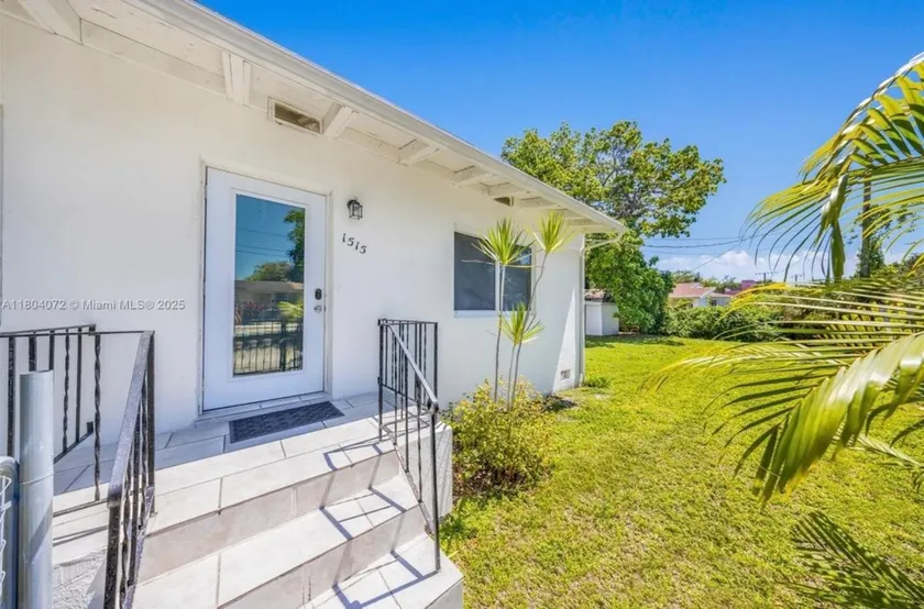 2BR with Backyard Near Airport & Design District - Image 1
