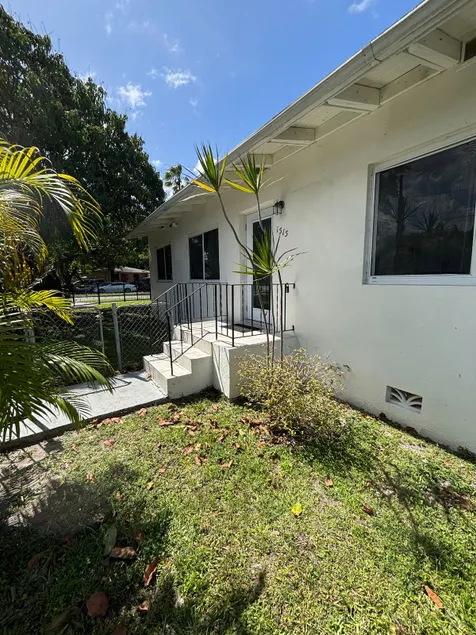 2BR with Backyard Near Airport & Design District - Image 1
