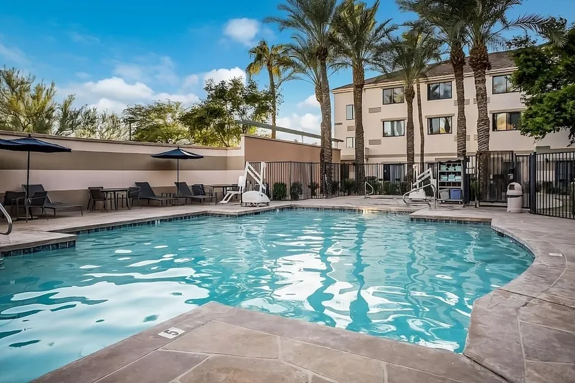 Chic Courtyard View Unit | Onsite Pool | Parking - Image 1