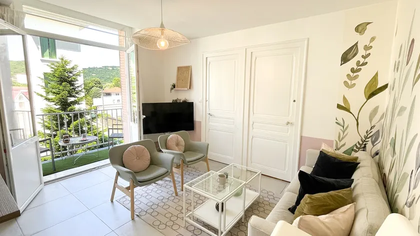 2-bedroom apartment – Balcony – Private parking – Estressin station - Image 1