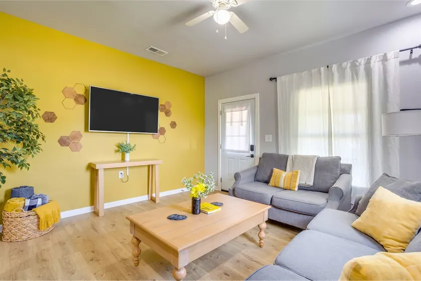 The Hive · 3BR Near Downtown and Tarleton State - Image 1