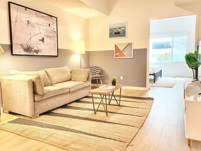 Sleek Downtown Apt | Gaslamp & Stadium Steps Away - Image 1