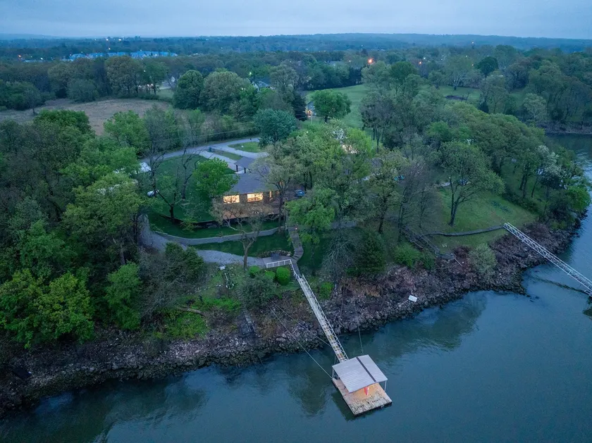 Newly Renovated Modern Lakefront House on 1 Acre - Image 1