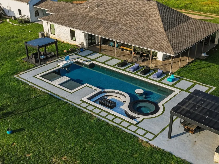 Group Getaway on 100 Acres: Pool, River & Fishing - Image 1