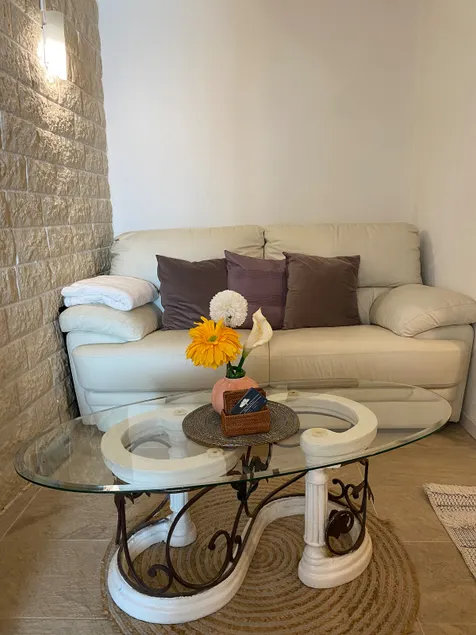 Maisonette with a charming garden and parking - Image 1