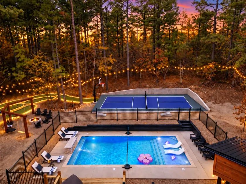 Private GLOW Mini Golf, Heated Pool, Pickleball - Image 1
