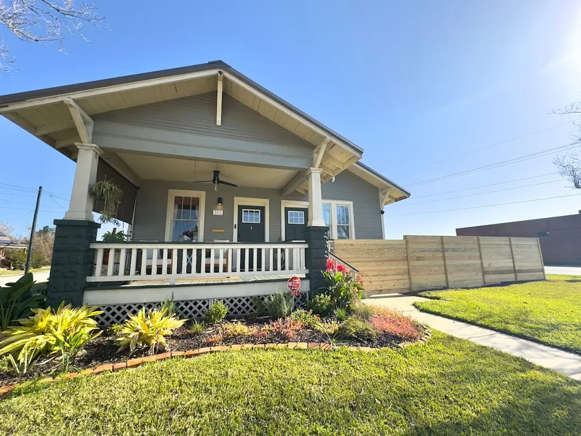 downtown Acadian house w/ dog friendly fenced yard - Image 1