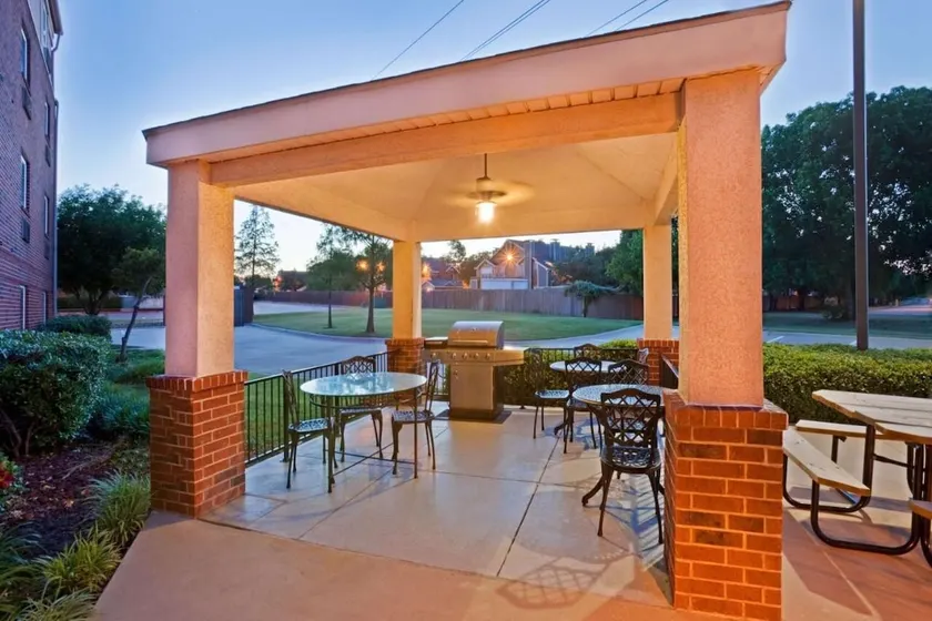Pleasant Stay, Convenient Location! 2 Spacious Units, Full Kitchen, Pets Allowed - Image 1