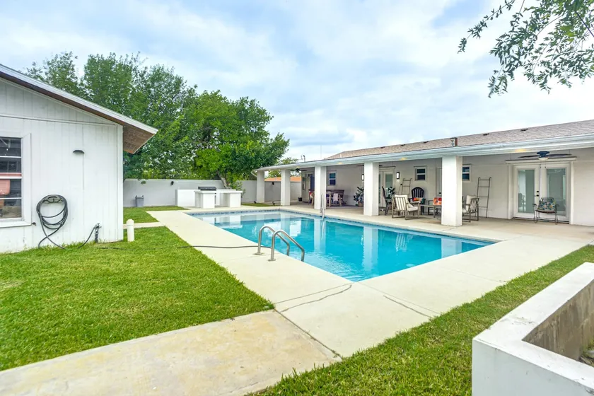Centrally Located Eagle Pass Home w/ Pool! - Image 1