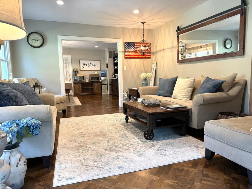 Cozy 2-Bedroom Cottage Near Downtown Highland Park - Image 1