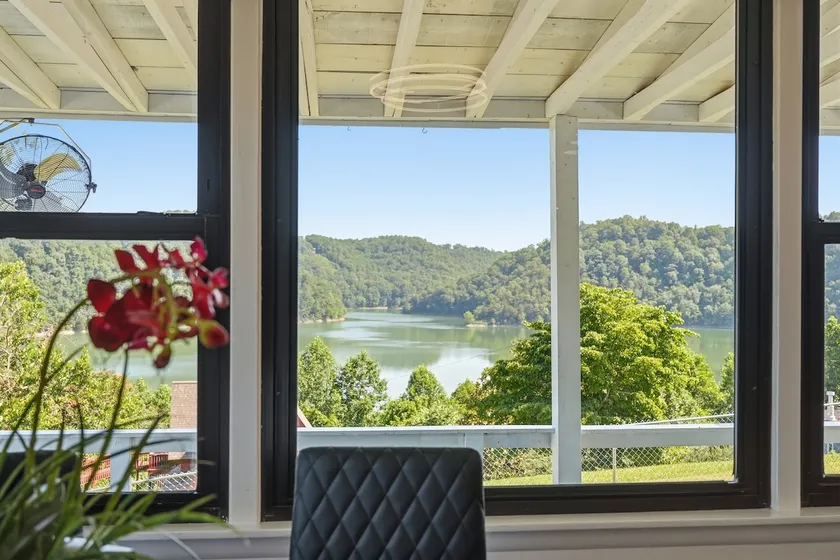Center Hill Lakehouse | Views, Deck, Beach - Image 1