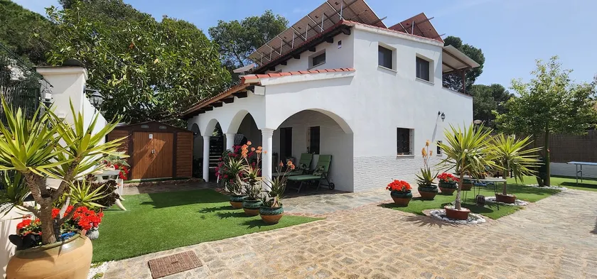 Villa in Valencia's natural park - Image 1