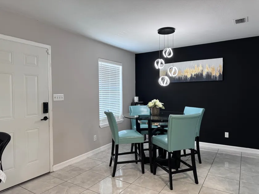 Luxury Entire Home 3bd- 2bath Free parking+WiFi - Image 1