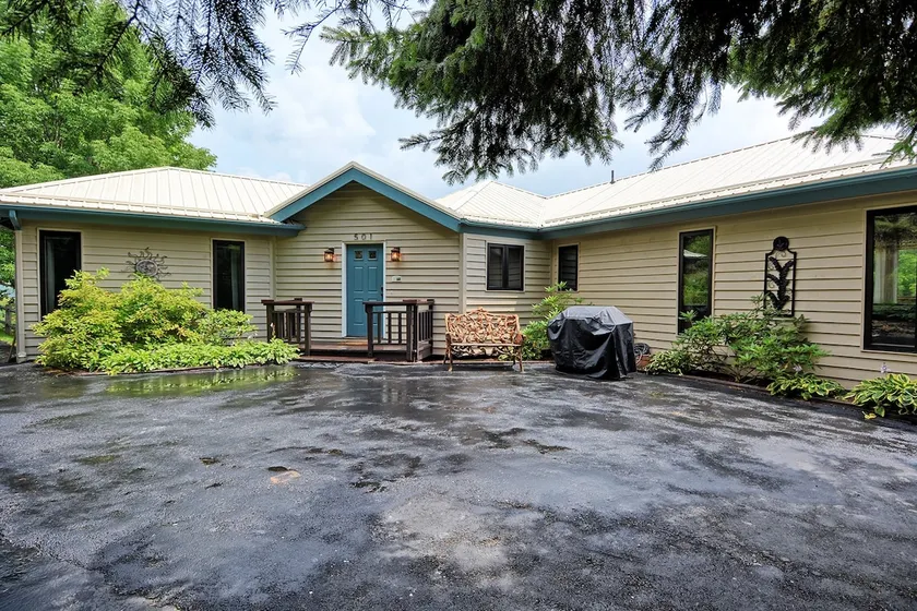 Charming 2-bedroom chalet in Seven Devils, NC, perfect for a cozy getaway. - Image 1