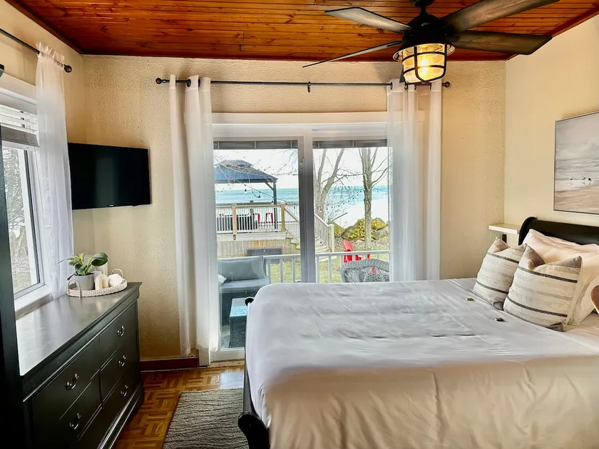 Cozy Lakefront Cottage w/ Hot Tub - Image 1