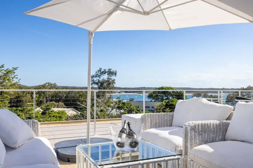Cloud Nine, 18 Wynne Cres - heated pool, waterviews, beach - Image 1