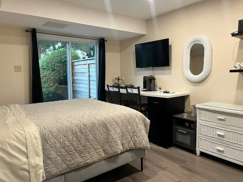 Private suite in the heart of the city! 1bed/1bath - Image 1