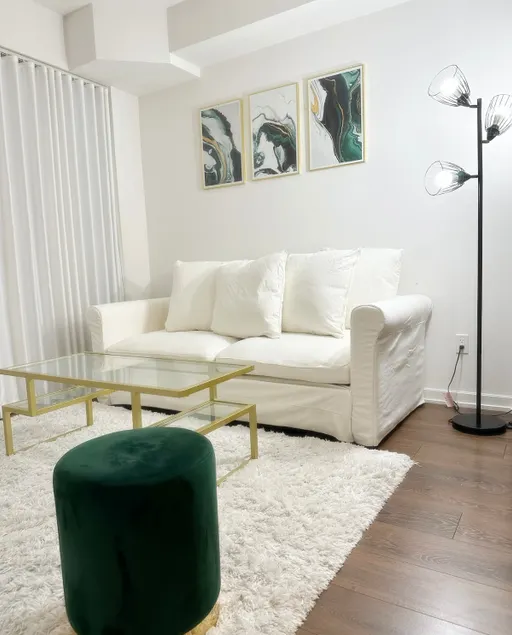 Modern 1+1 Condo Suite in Toronto + Free Parking! - Image 1