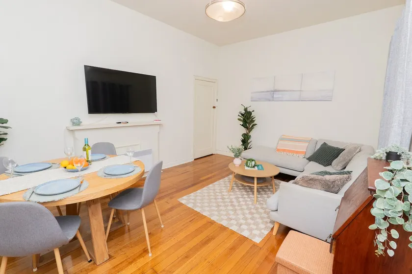 Richmond, 2 Bed, King Bed, Long & Short Term Stays - Image 1