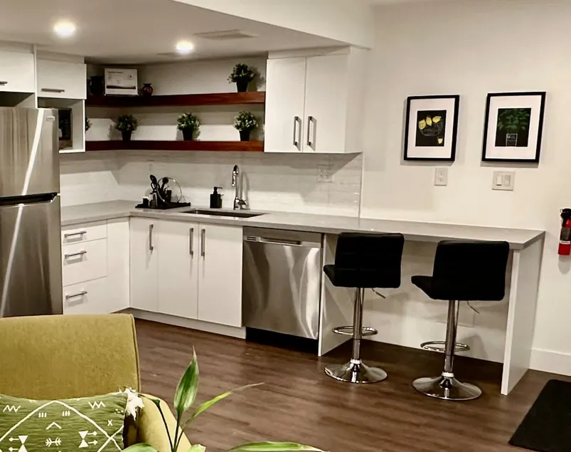 Modern Private Suite | Oakville | Parking - Image 1