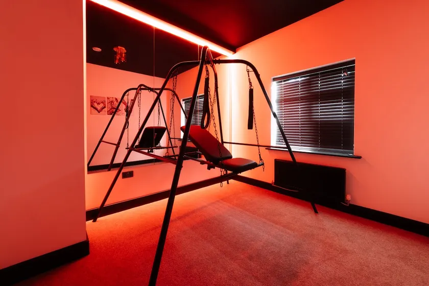Romantic Couples Stay Jacuzzi - Kinky Airbnb - Image 1