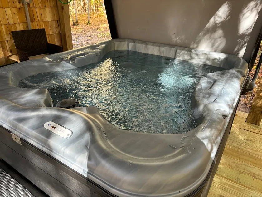 Two bedroom cabin with hot tub and fireplace. - Image 1