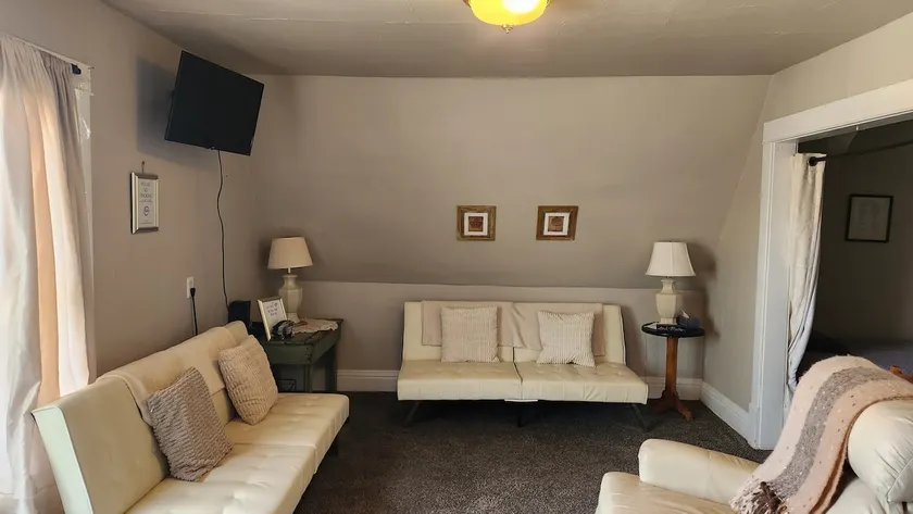 Pheasant Pad Entire Apt 2-Bdms- 1 Bonus room - Image 1