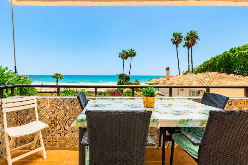 Isola Beachside Apartment - Image 1