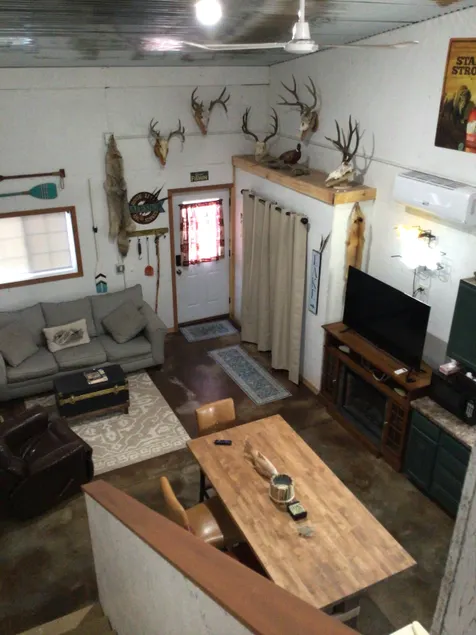 Rocky’s Lakeside Lodge - Image 1