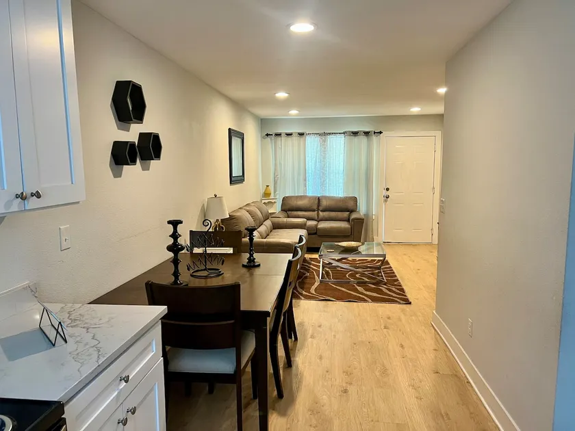 Elegant 2 Bedroom Apartment Home - Image 1