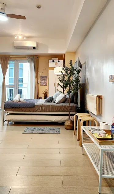 FREE Parking + Direct Mall Access | Spacious Unit - Image 1