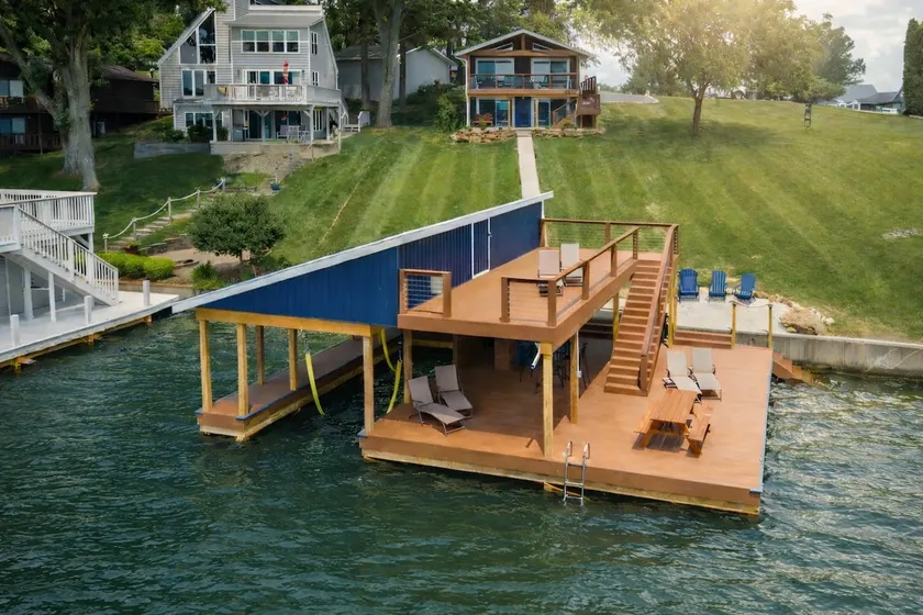 Luxury Lakefront Haven - Image 1