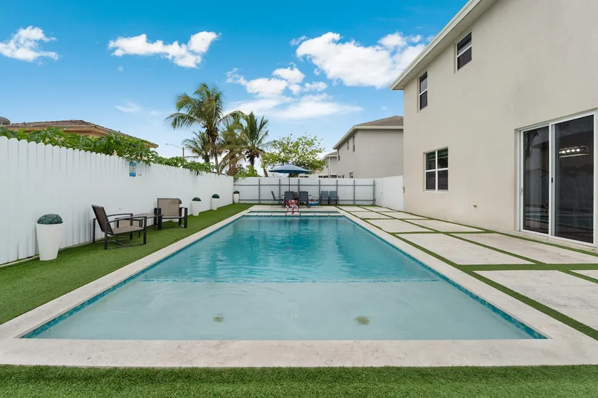 Resort Style Pool House 5 Bed Mini-Golf Game-Room - Image 1