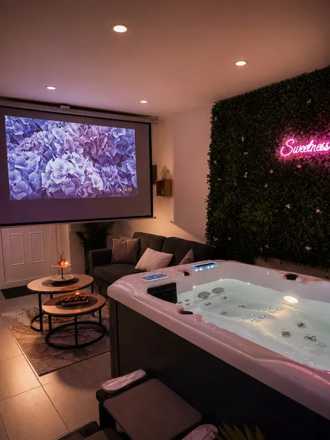 Property with equipped hot tub - Image 1