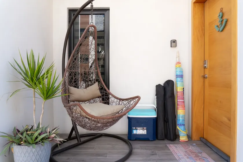Relax in this modern space steps from the sea - Image 1